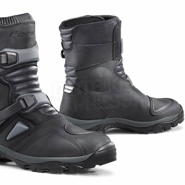 Forma adventure hotsell low black